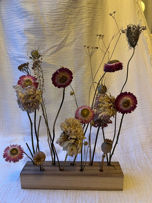 cadeaubox houten staander met roze droogbloemen