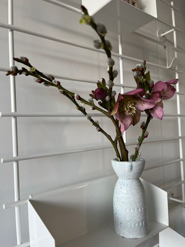 Vaasje met droogboeketje lichtblauw