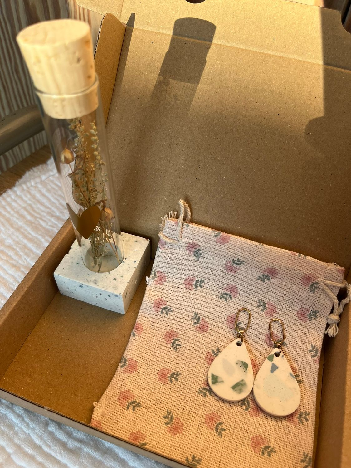 Cadeaubox oorringen en vaasje.