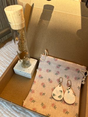 Cadeaubox oorringen en vaasje.