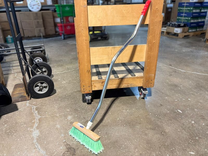 UNDER SEAT CURVED HANDLE & BROOM