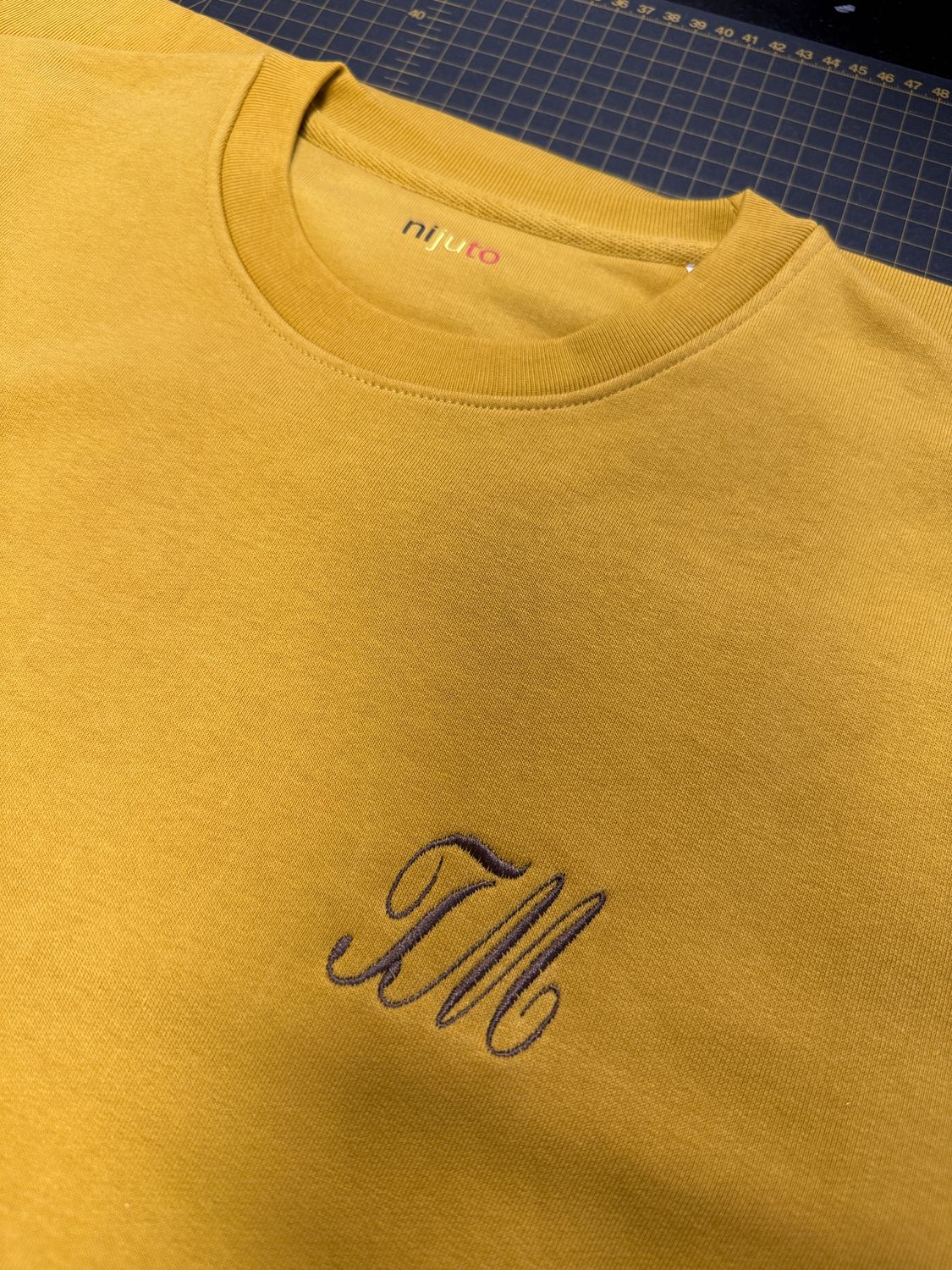 Le sweat classique avec initiales brodées