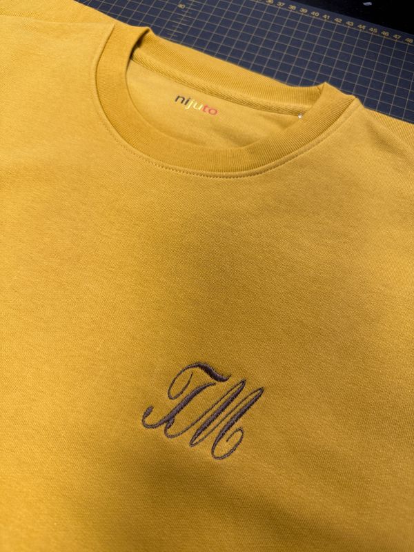 Le sweat classique avec initiales brodées