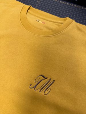 Le sweat classique avec initiales brodées
