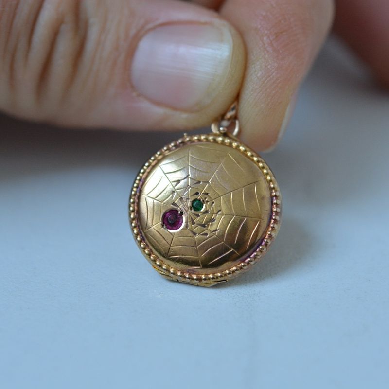 Goldenes Spinnen-Medaillion mit Rubin und Smaragd