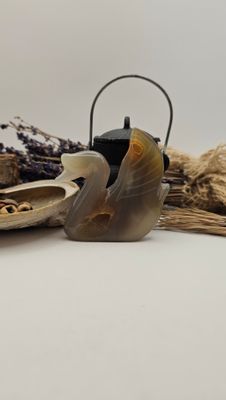 Agaat Zwaan - 67 gram - Heeft een beetje hulp nodig met staan