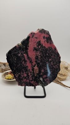 Rhodoniet plak op standaard - 279 gram