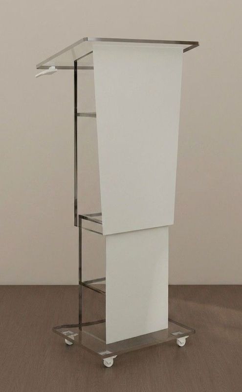 Atril AR116 Atril metacrilato alto con ruedas y frontal blanco personalizable.