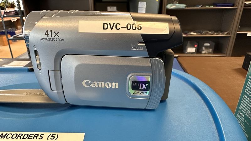 Cannon ZR900 Mini DV Camcorder Camera 41X Zoom With Battery