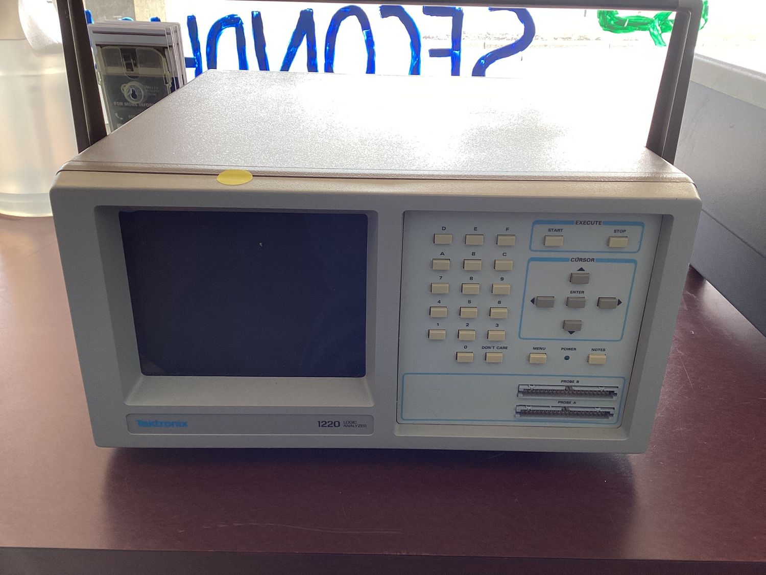 Tektronix 1220 logic analyzer