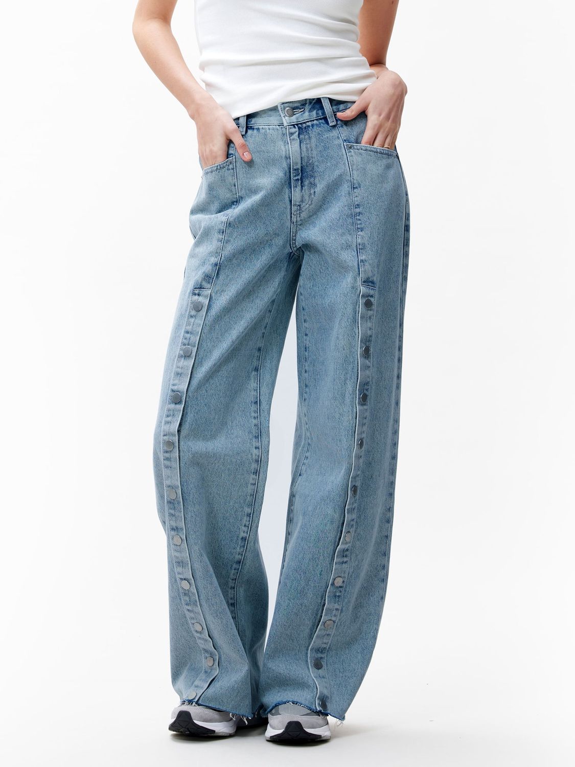 Loose jeans with snap buttons
