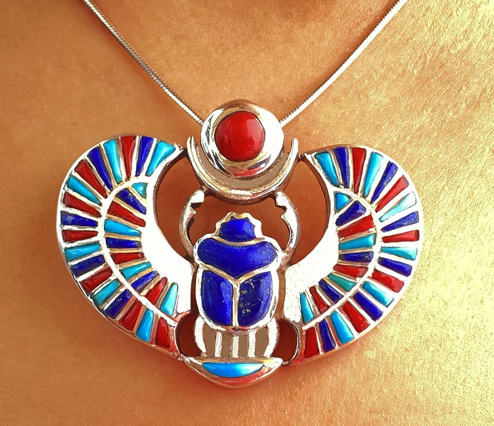 Escarabajo de la buena suerte en plata con piedra natural.