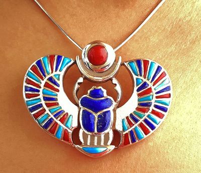 Escarabajo de la buena suerte en plata con piedra natural.