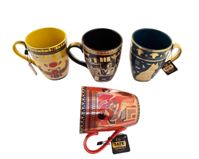 Taza artesanal con motivos del Antiguo Egipto
