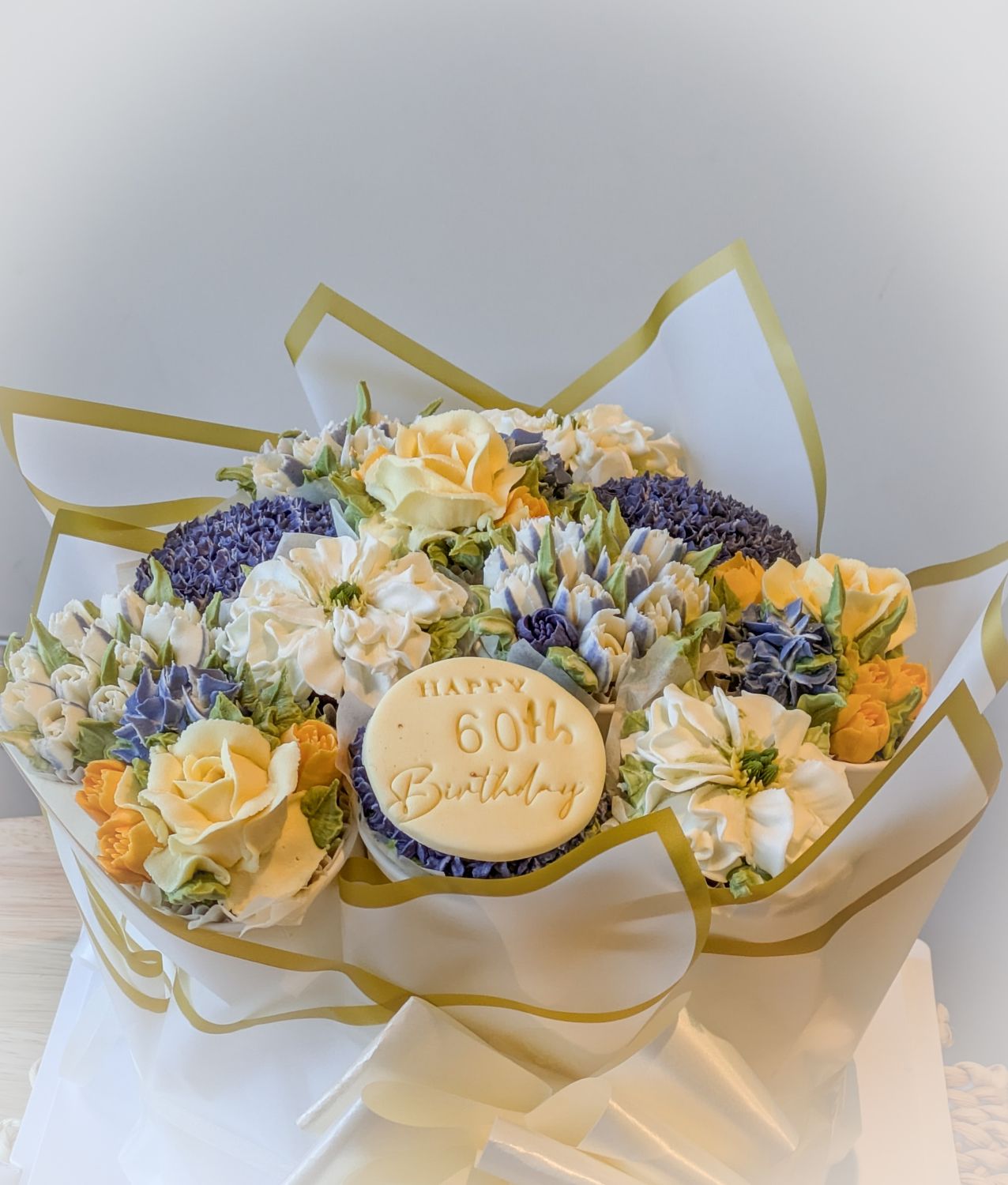 Classic Flower Bouquet - 12 cupcakes