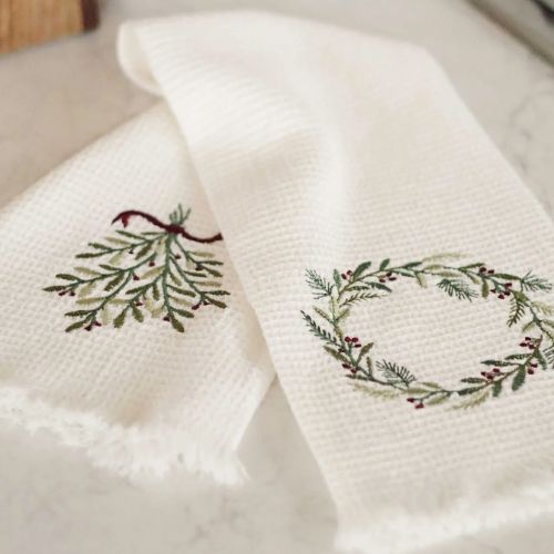 Set/2 Hand Towels - Wreath &amp; Mistletoe