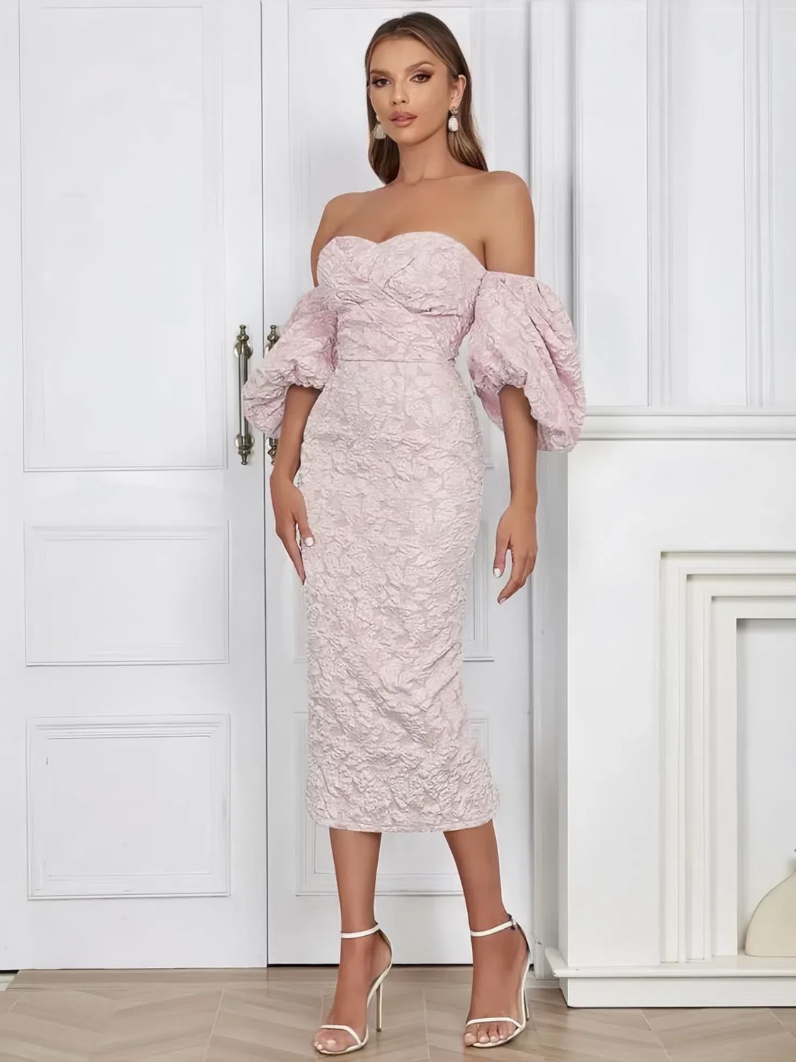 Robe ajustée en tissu brodé rose
Décolleté cœur avec épaules dénudées
Manches bouffantes
Fente discrète à l’arrière
Fermeture invisible au dos