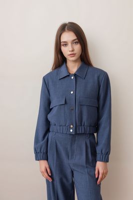 Adoptez l’élégance moderne avec cet ensemble tailleur femme composé d’une veste bomber structurée et d’un pantalon large à pinces bleu denim. Parfait pour un look chic et tendance au bureau, en soirée ou lors d’une occasion spéciale.

Cet ensemble tailleur pantalon met en valeur la silhouette tout en offrant confort et style. Idéal pour celles qui recherchent un costume femme moderne, un tailleur pantalon large ou un ensemble veste pantalon incontournable cette saison.
