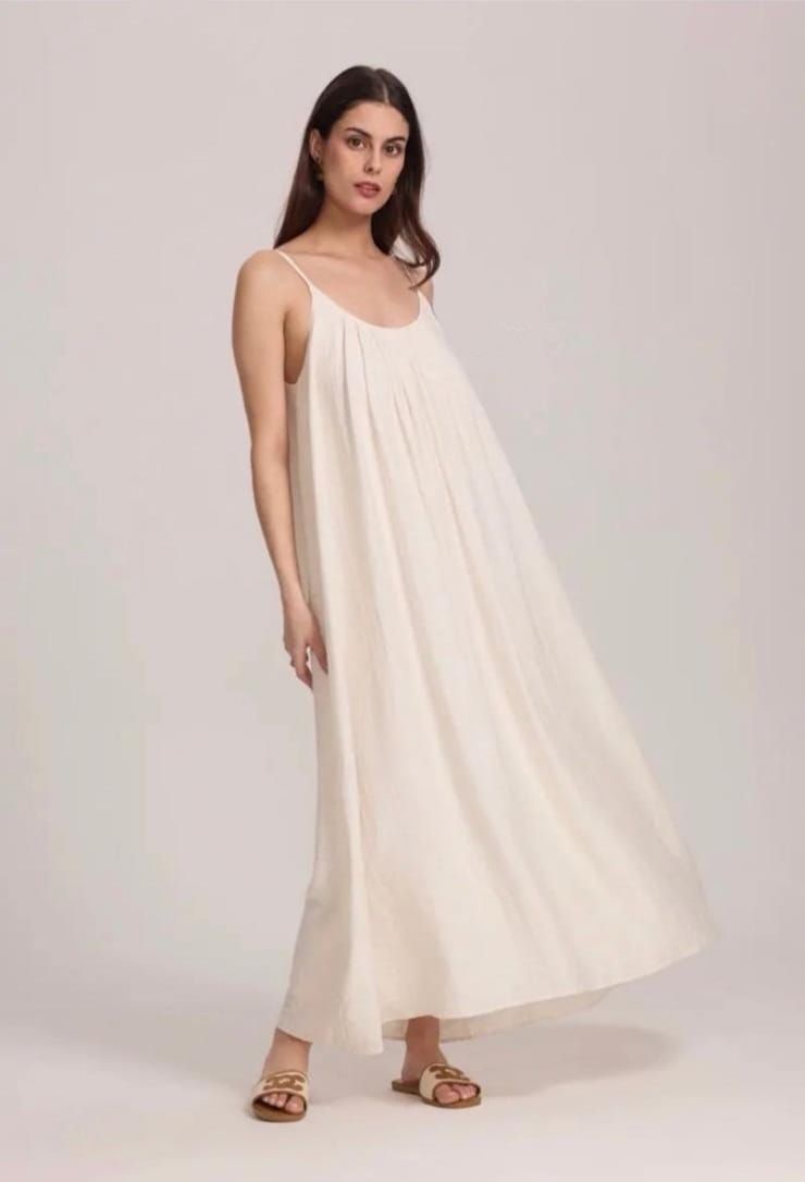 Adoptez cette robe longue fluide à fines bretelles, idéale pour l&#39;été. Son tombé élégant et sa coupe évasée en font un indispensable du dressing estival. Parfaite pour un look bohème chic, que ce soit à la plage, en ville ou en vacances.