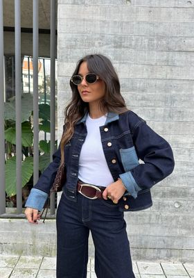 Affirmez votre style avec cet ensemble en jean ultra tendance composé d&#39;une veste en denim contrastée et d&#39;un jean taille basse à coupe droite. Idéal pour un look casual, streetwear ou Y2K, cet ensemble denim foncé est un must-have mode cette saison.

Parfait pour un look coordonné chic et décontracté.