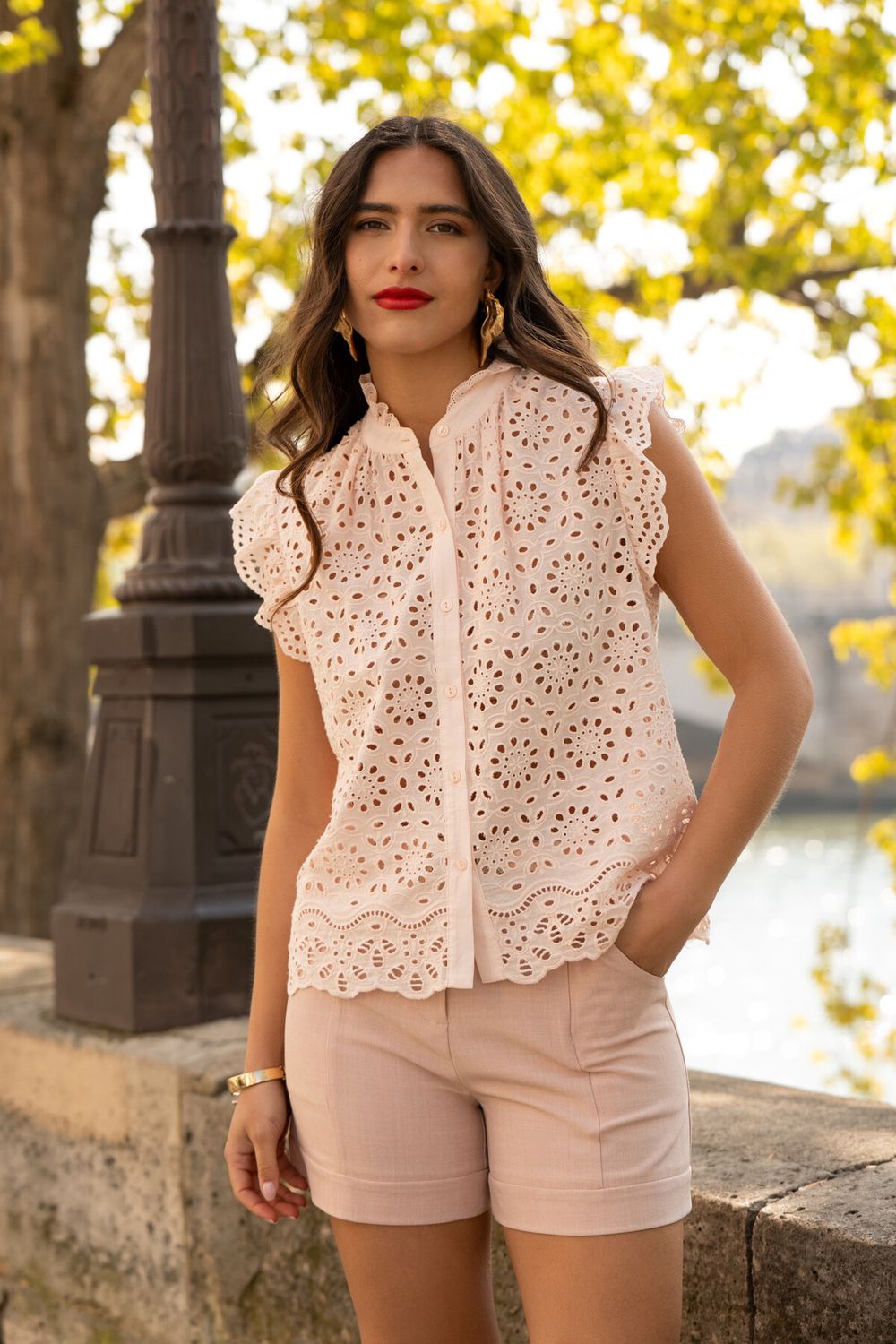 Haut rose en broderie anglaise