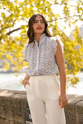 Haut femme bleu en broderie anglaise
