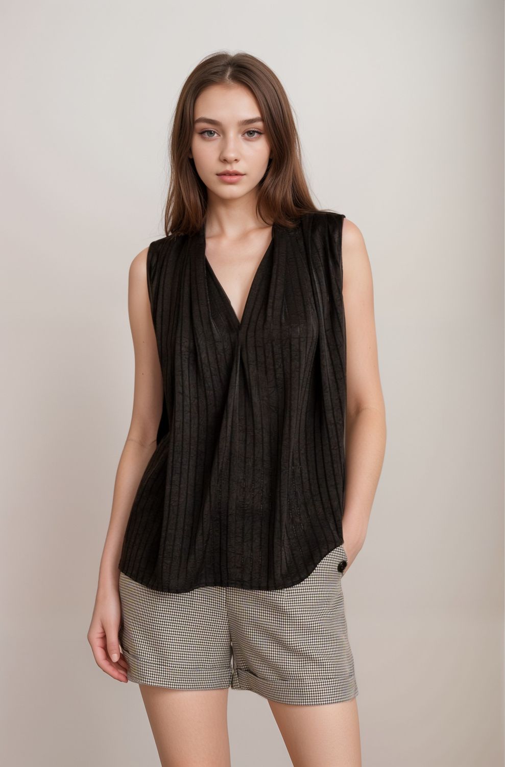 Top drapé noir col V