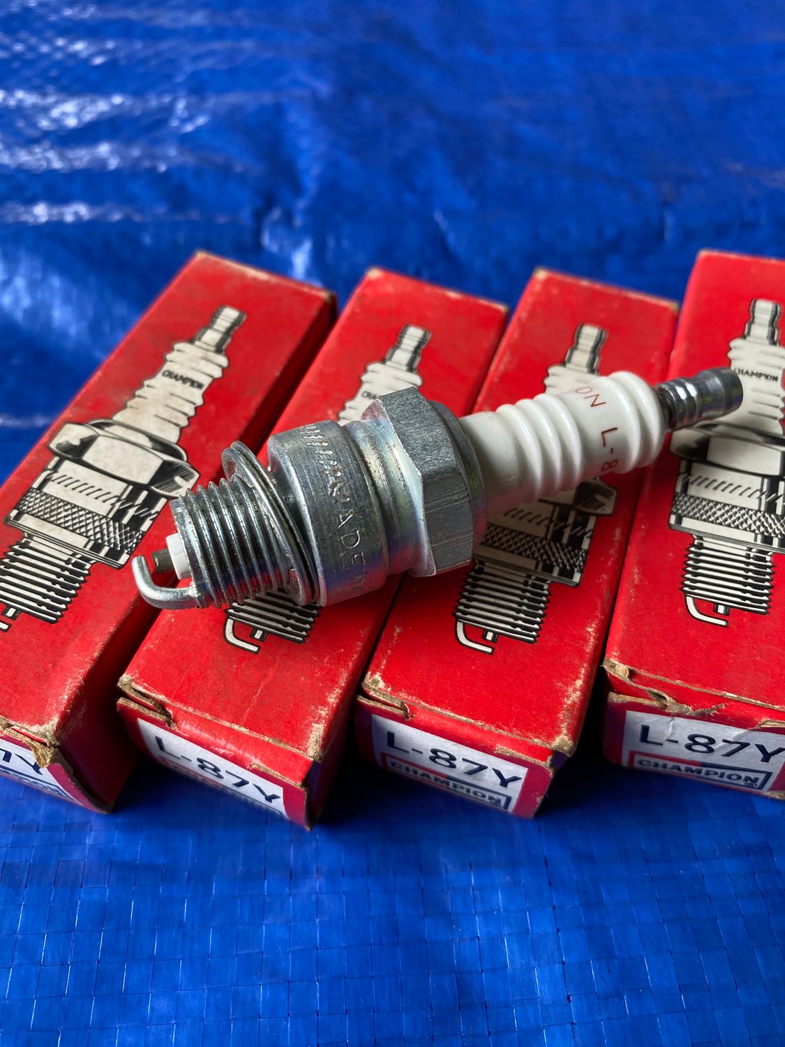 Champion Spark Plugs to suit Peugeot 404