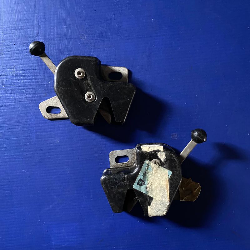 Peugeot 404 Familiale Rear Seat Catches