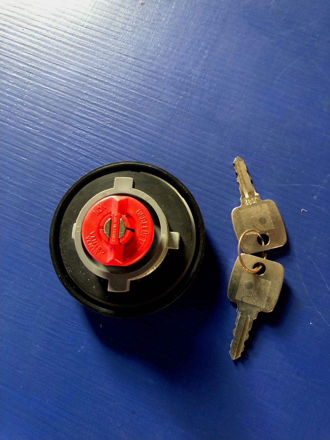 Peugeot 504 Late, V6 Coupe and 604 Locking Fuel Cap