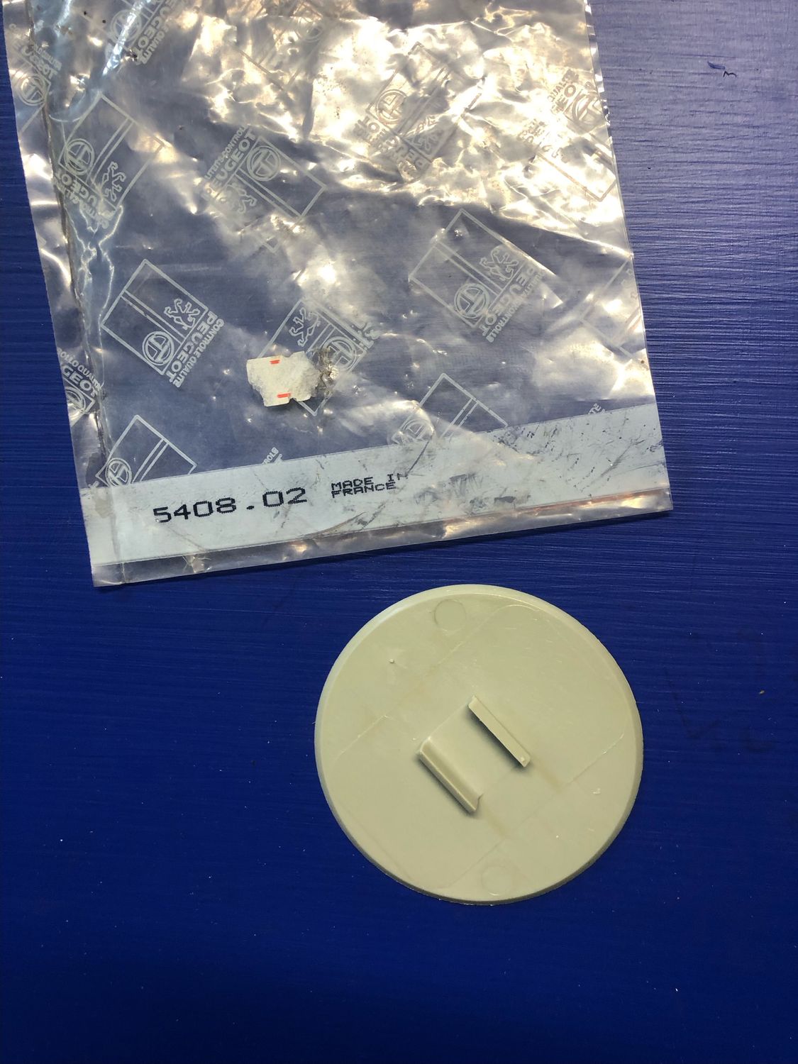 Peugeot 505 GR Hub Cap Centre / Retainer  new