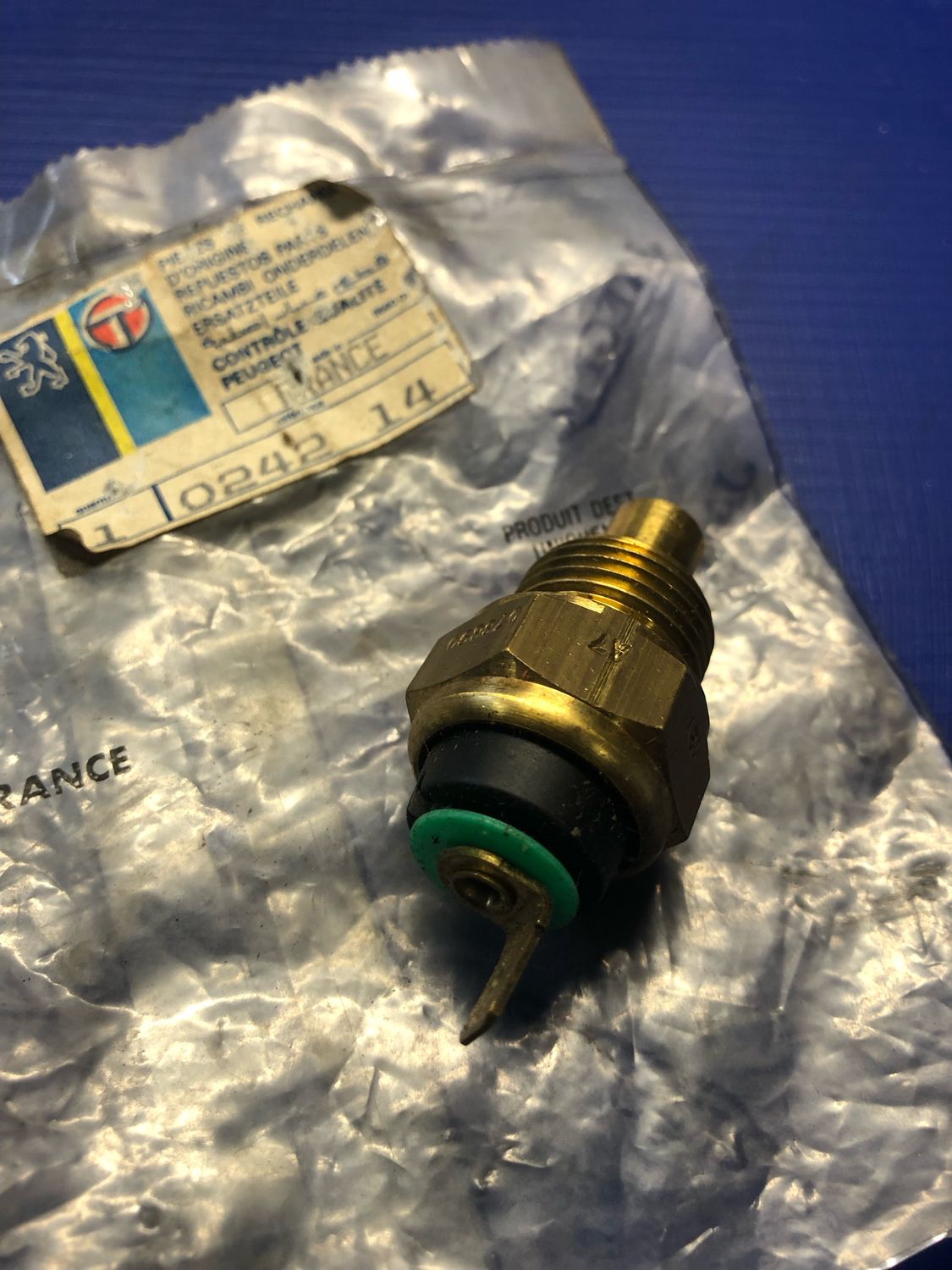 Peugeot 504 and 505 [ with carby ]  Temperature Sender Switch