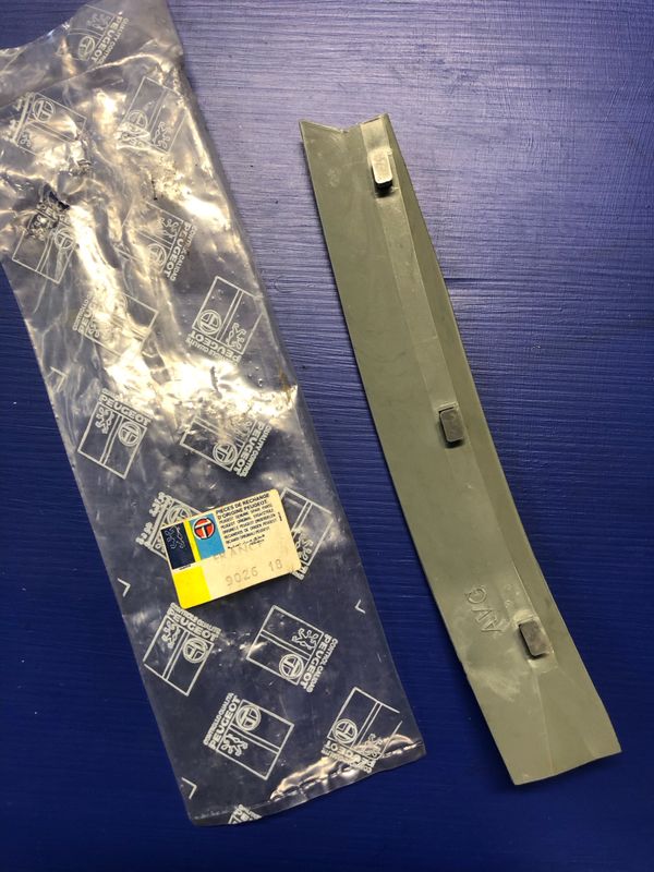 Peugeot 504 Sedan and Wagon Left Front Grey Door Seal Retainer - Lower with Clips