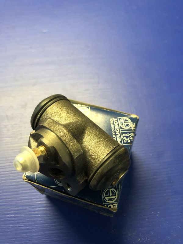 Peugeot 504 DIESEL Left Rear Brake Wheel Cylinder Girling  new