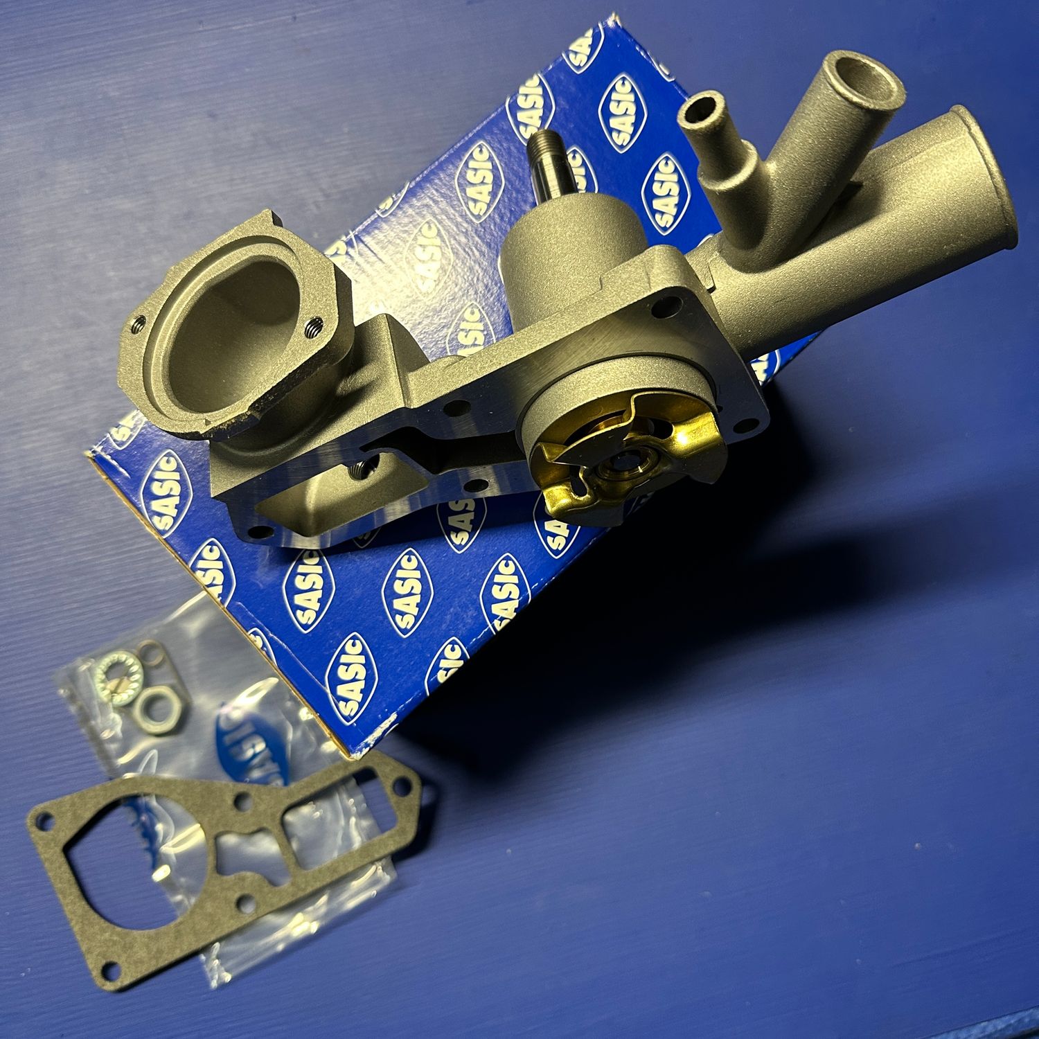 Peugeot 504 LATE, 505 GR SR SLI Water Pump Assy.  new