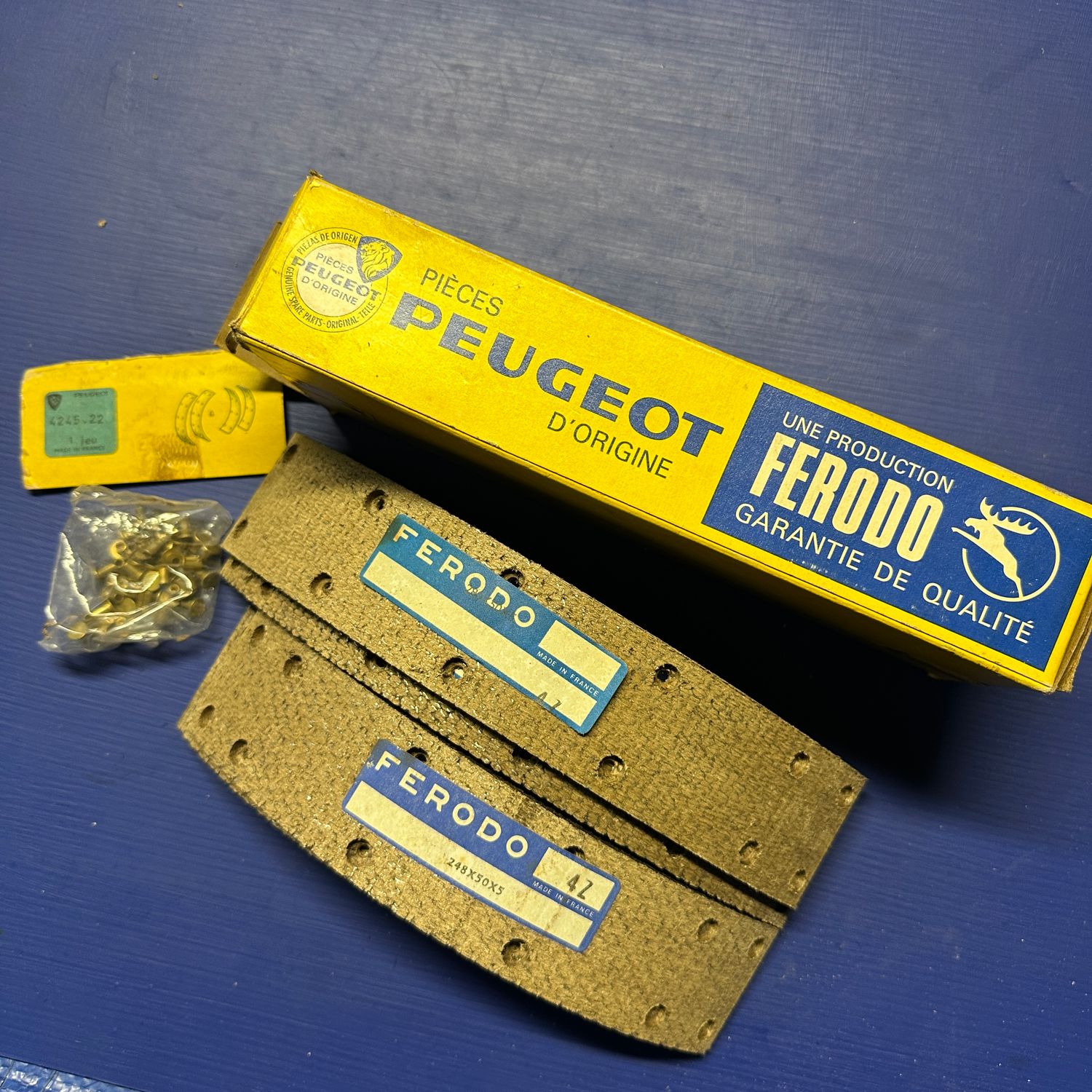 Peugeot 404 Wagon Rear Brake Lining Set  Genuine. new