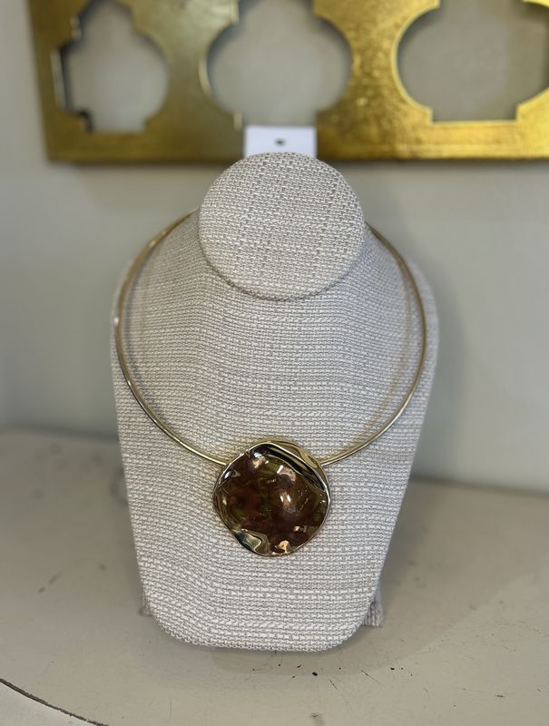 The Finished Look, Gold Choker