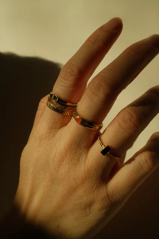 XZOTA Tiny Green Stone Brass ring – Brass pinky ring with a small green stone, handcrafted in Bali. A unique addition to your jewelry collection.

