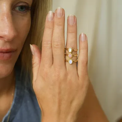 Josephina Mother of Pearl Flower Ring – Gold plated ring met parelmoer steen, gedragen aan de vinger, subtiel en elegant in vintage-stijl.