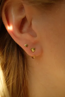 Heart cuff earring by Xzota, worn in the ear, made of 925 silver with gold plating.