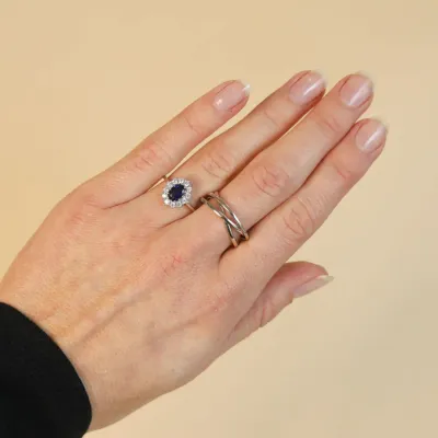Lady Diana Ring Blue Silver van Josephina Jewelry, gedragen aan de hand, sterling zilveren ring met saffier zirconia.