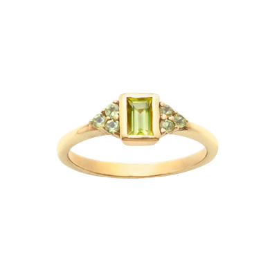 Close-up van de Vintage Peridot Flower Ring, met de vierkante peridot edelsteen en drie kleinere peridots aan de zijkanten in een tijdloos bloemontwerp.
