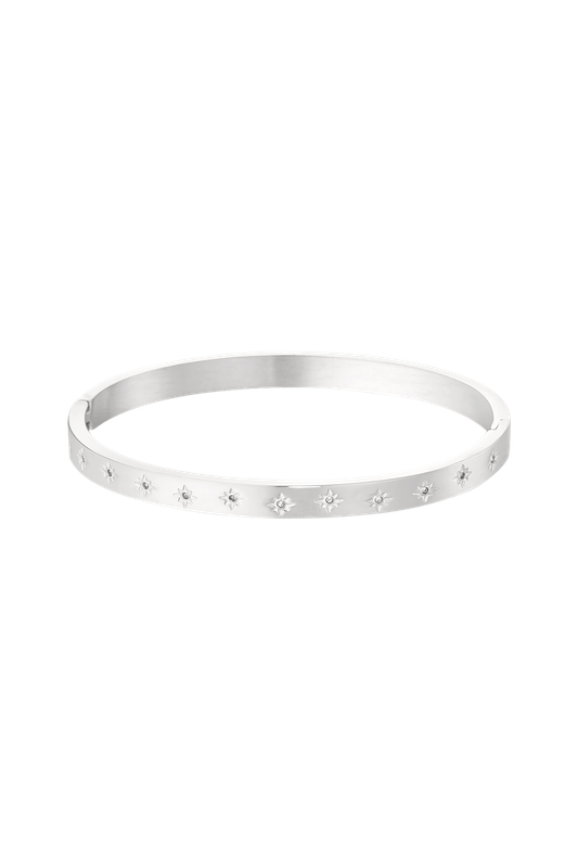 Stars Bangle Silver by Maison Maeva – Stainless steel bracelet with star details, durable and lightweight.

