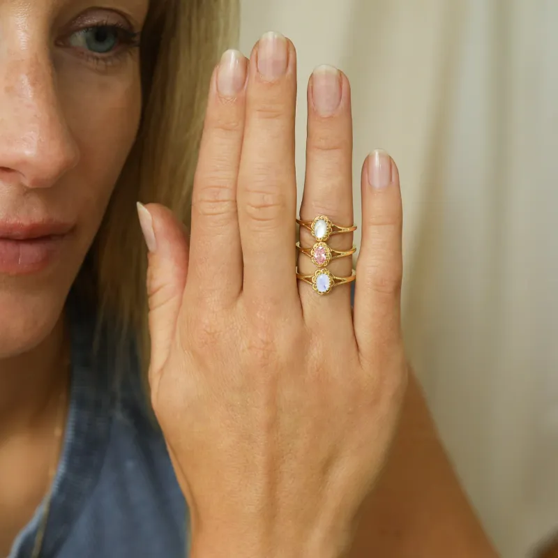 Josephina Mother of Pearl Flower Ring – Gold-plated ring with mother of pearl stone, worn on the finger, subtle and elegant vintage-style.