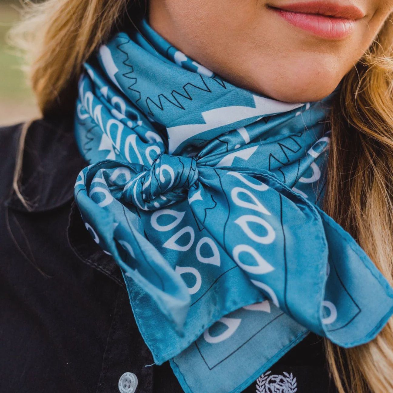 35x35 Blue &amp; white paisley wild rag