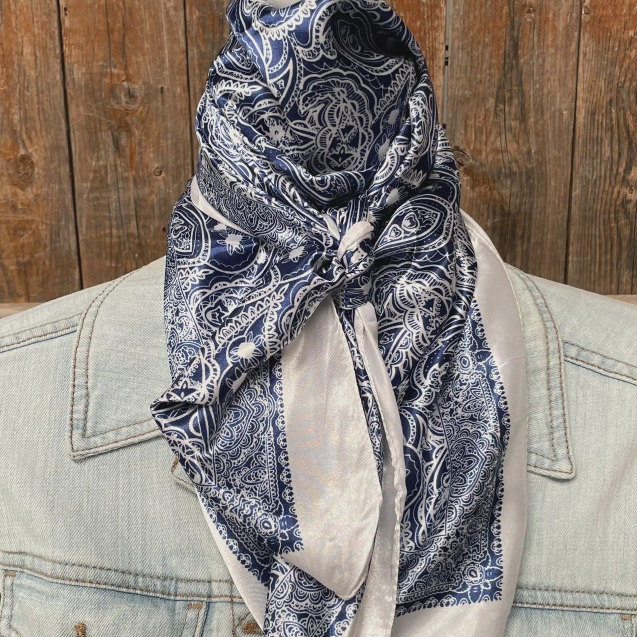 35x35 Blue &amp; white pailsey wild rag