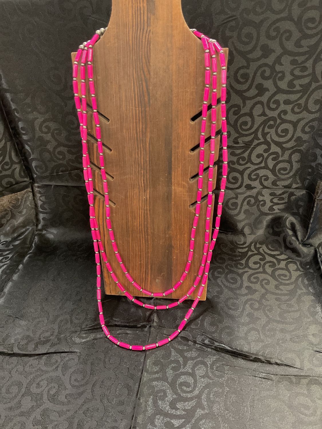 3 starnd pink nead navajo neckl