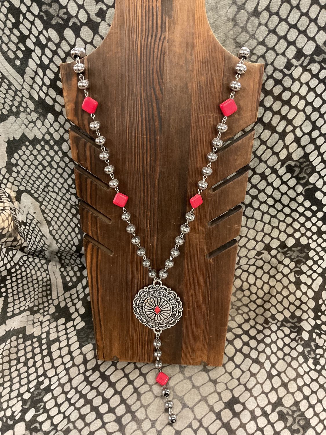 Silver neck w/red diamond accen