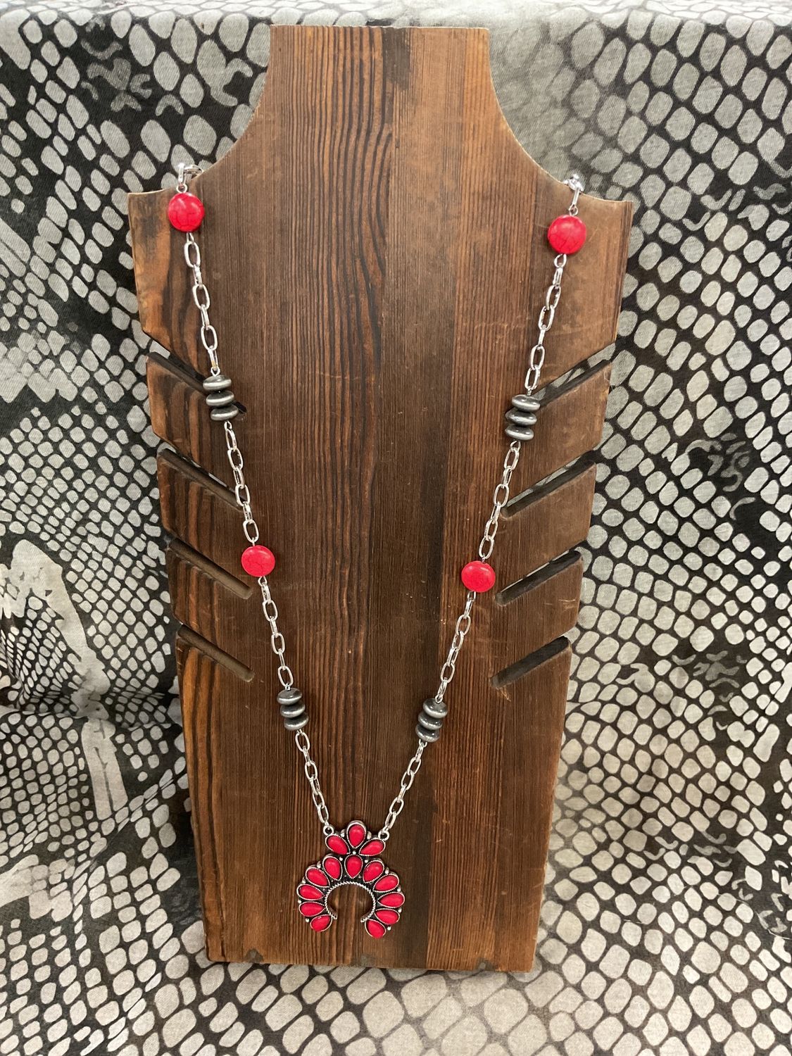 Chain link neck w/red naja