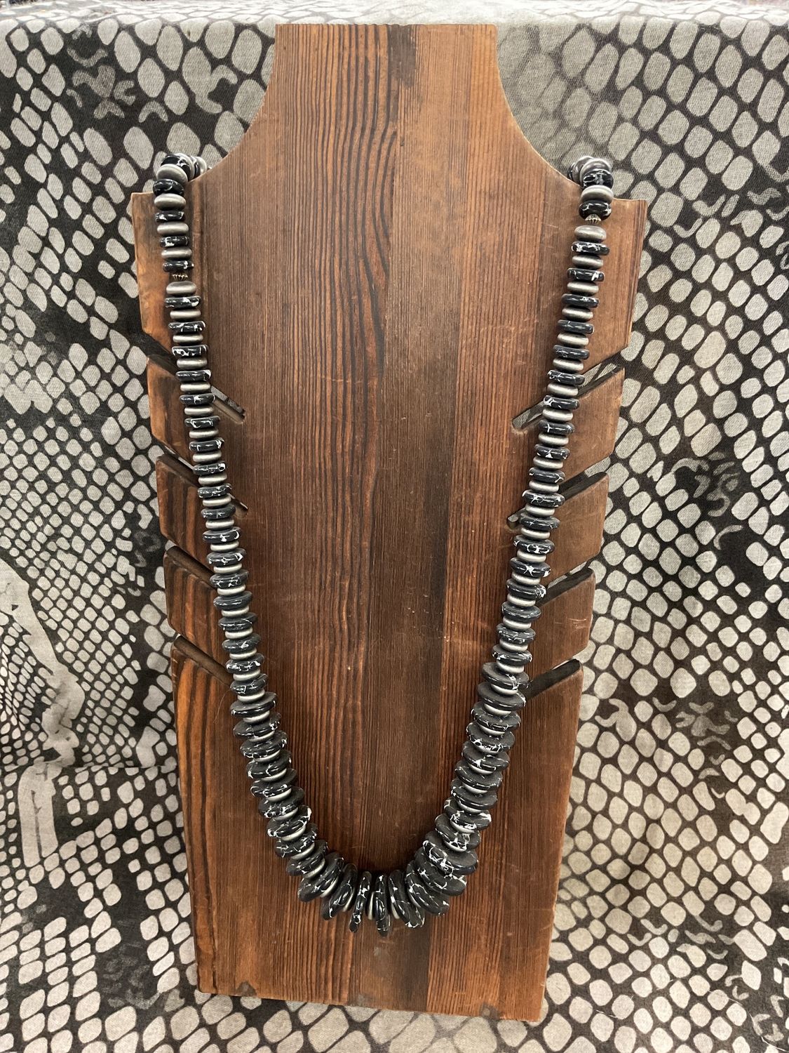 Faux navajo pearl black neck